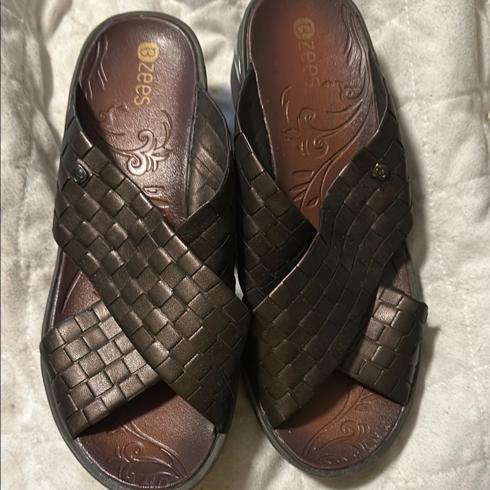 Bzees Dark Brown Woven Slide Sandals 9W